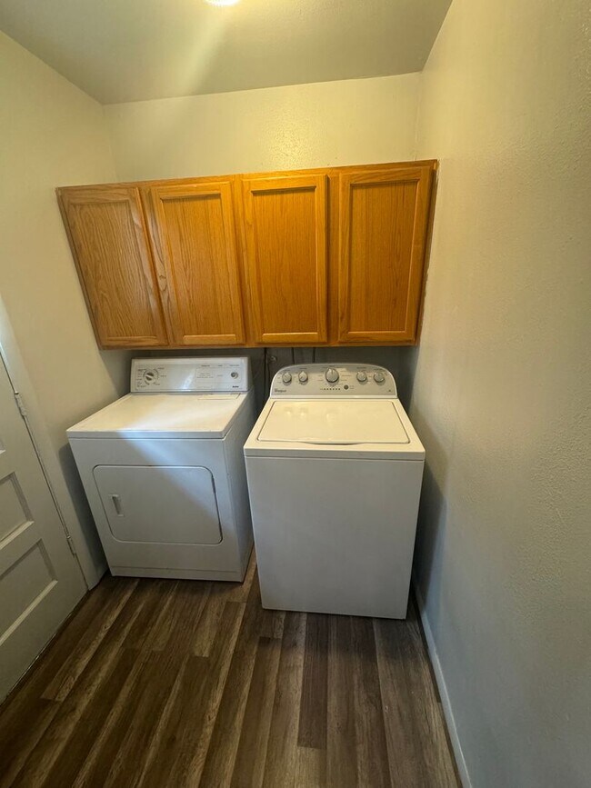 Building Photo - Conveniently located 3-bedroom 1-bathroom ...