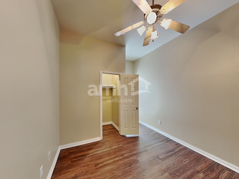 Building Photo - 1310 Golf Club Dr