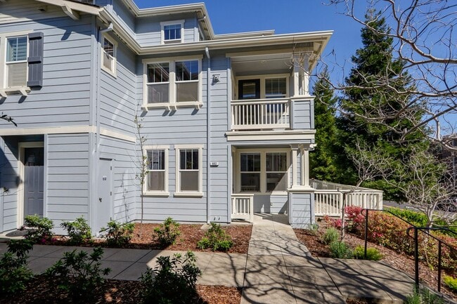 Building Photo - 3 Bed / 2.5 Bath beautiful end unit townhome with tons of upgrades. YouTube Tour!!