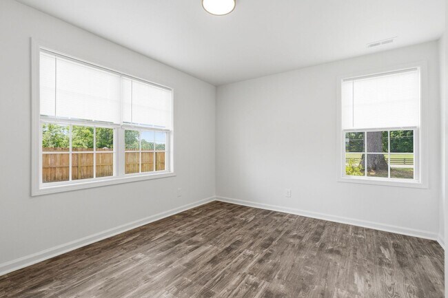 Building Photo - Charming Updated Home with Expansive Yard in Joelton!