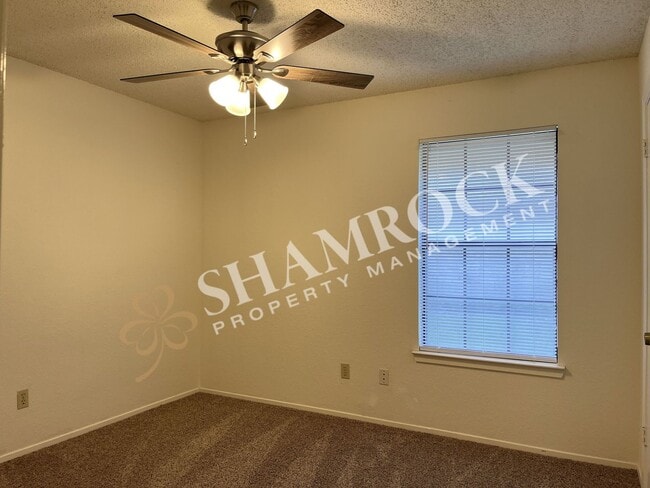 Building Photo - Duplex in Midway ISD!