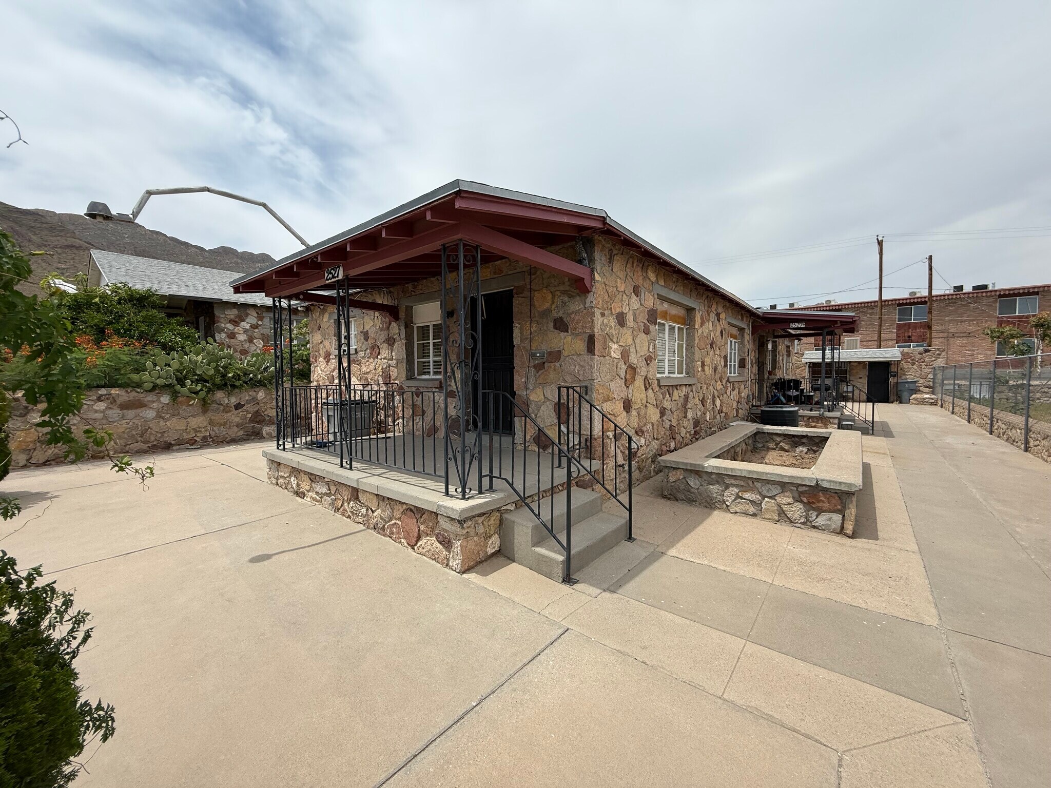 Front view of entire quadruplex - 2527 Fort Blvd