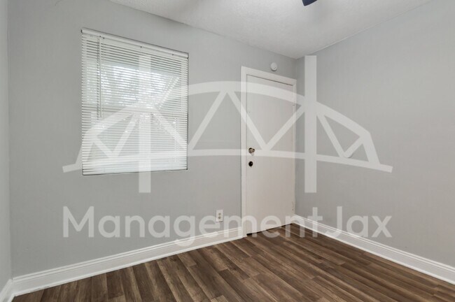 Building Photo - 4417 Ken Knight Dr N