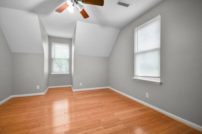 Building Photo - 706 Green Valley Ct
