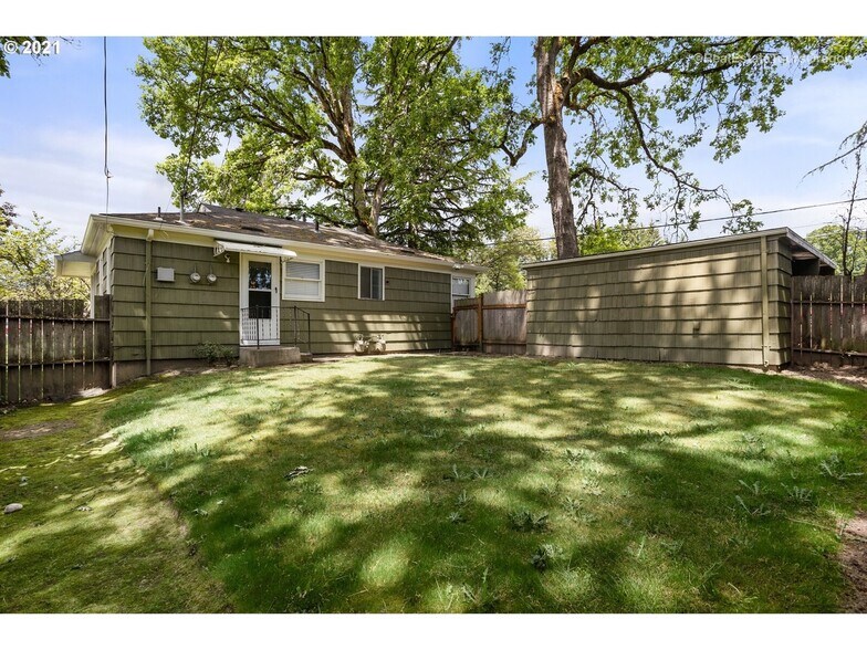 Backyard - 2704 SW 123rd Ave