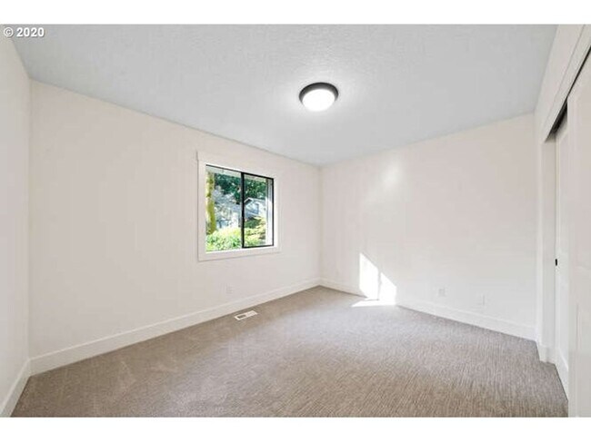 Building Photo - 3bd 2ba in quiet cul de sac Lake Oswego