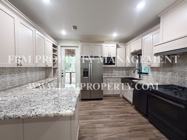 Building Photo - 338 Post Oak Dr