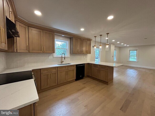 Building Photo - 5 Locust St