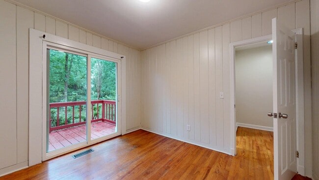 Building Photo - Super Cute Cottage 1 mile from Toomers Corner