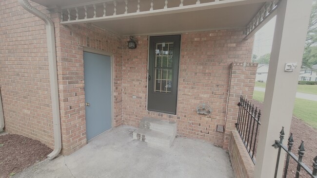 Building Photo - 301 Hickory Pl