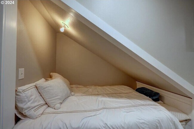 Building Photo - Ocean Park 2 Bedroom Home - Property is Av...