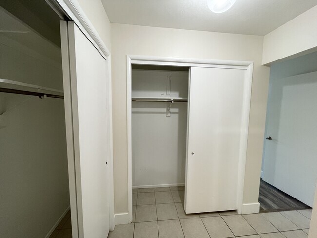 Building Photo - 852 E Three Fountains Dr