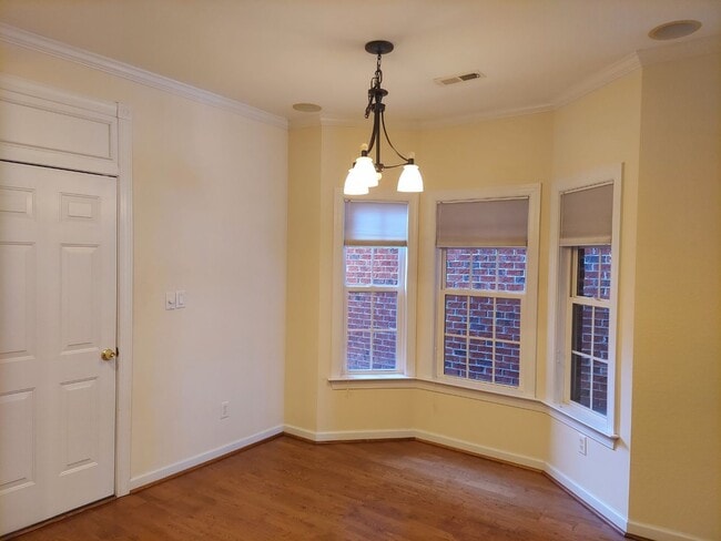 Building Photo - 3 Bed 2.5 Bath Townhouse
