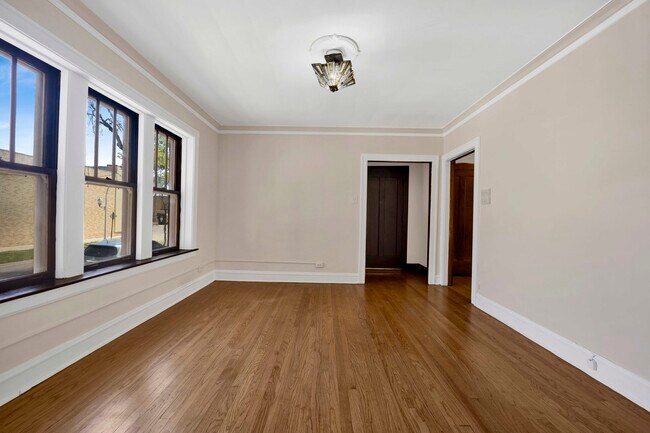 Building Photo - 2439 W Birchwood Ave