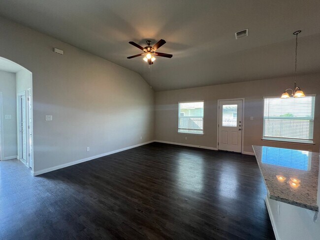 Building Photo - Luxury 3/2 Duplex in Seguin, Texas