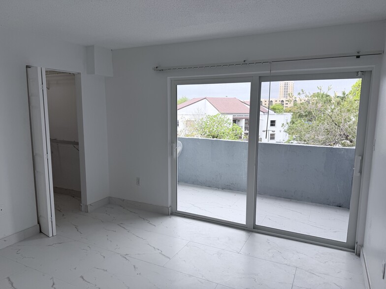 Building Photo - 9365 Fontainebleau Blvd