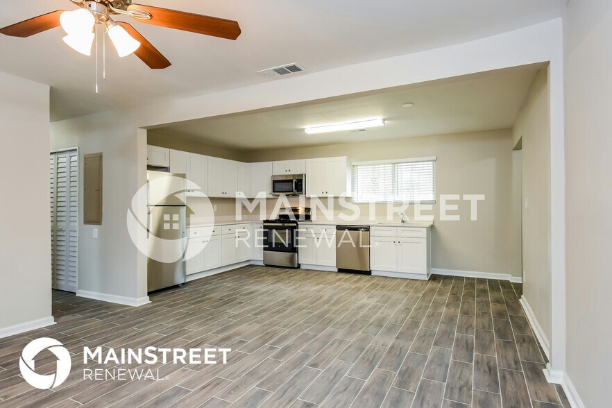 Building Photo - 3715 Meadowview Dr