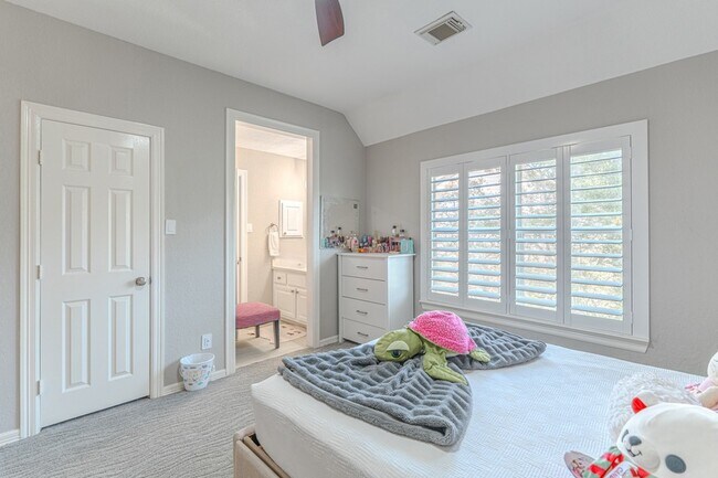 Building Photo - 2 Graylin Woods Pl