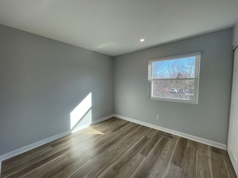 Building Photo - 8072 Wimbledon Dr