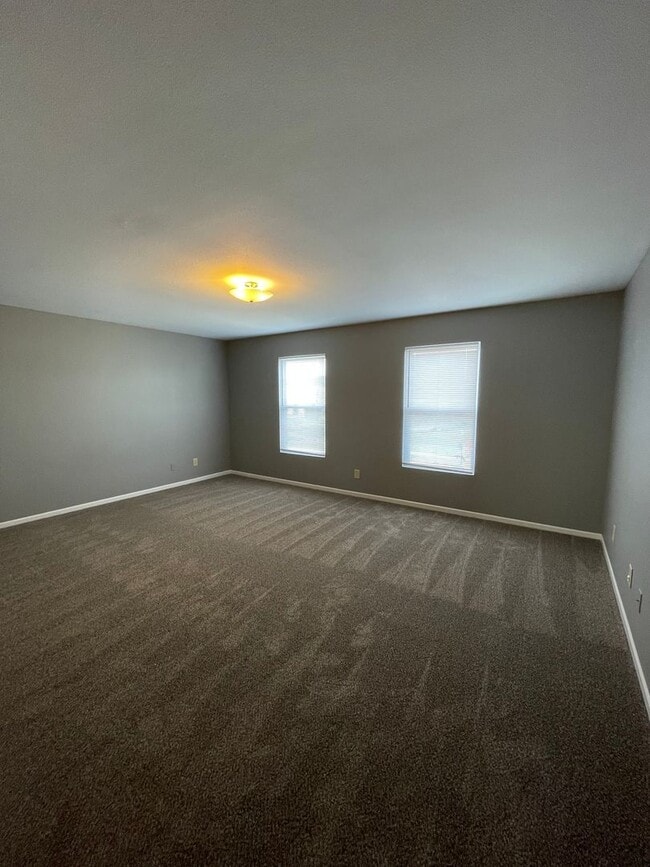 Building Photo - Shelbyville - 3 BR  home with loft