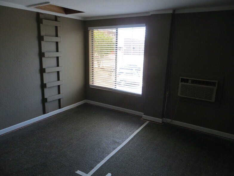 Building Photo - 16 SW 1st Ave