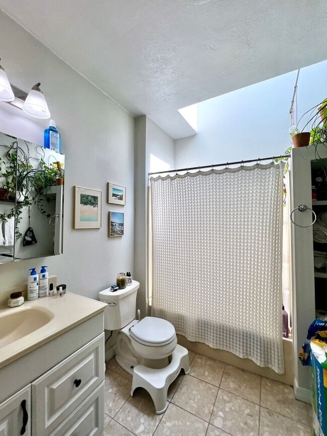 Building Photo - Stylish Top-Floor 2-Bedroom Condo with Pri...
