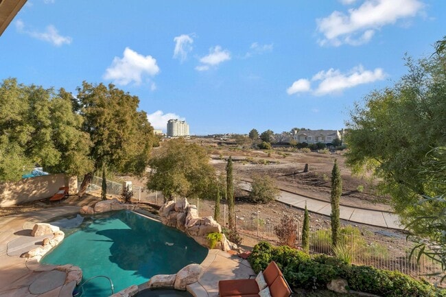 Building Photo - Queensridge Beauty - 5 bedroom on a 1/4+ acre lot