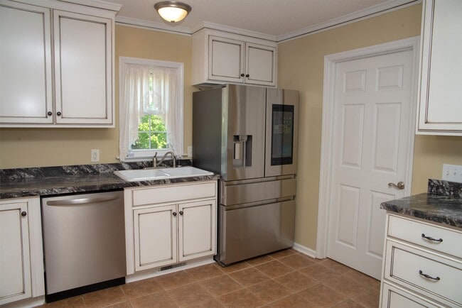 Building Photo - 144 Vail Ct