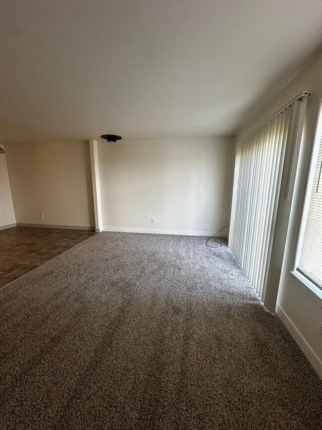 Building Photo - *Move In Special, Half off Rent! (See ad f...