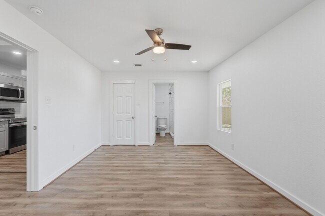 Building Photo - 5962 Ridgeway Dr