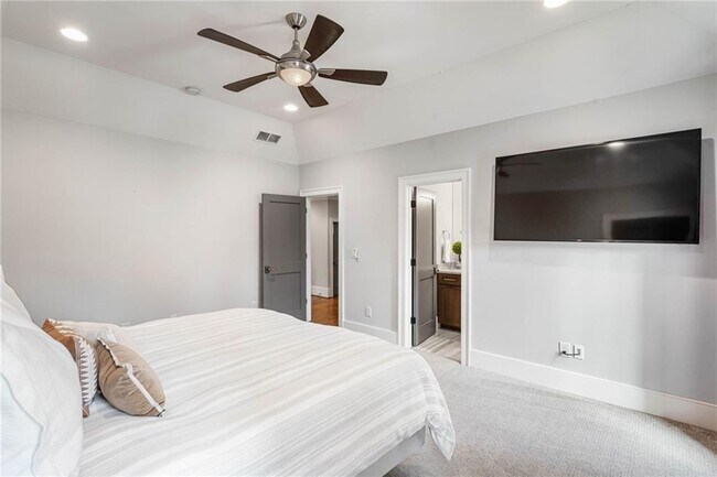 Building Photo - 5265 Peachtree Dunwoody Rd NE