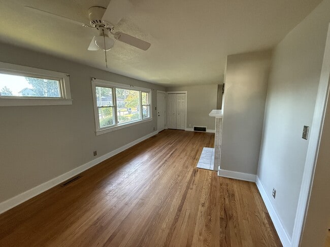 Building Photo - 2500 E 3rd St