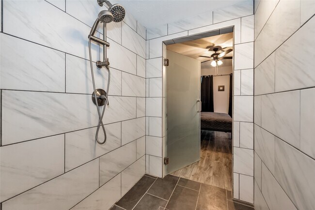 Building Photo - 10815 Oak Bayou Ln