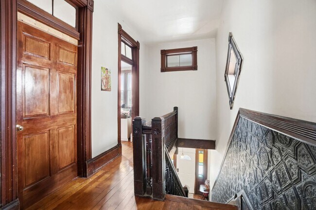 Building Photo - 7 bed/2 bath on Rohs St., Mins. from UC for Only $600/pp ($4,200/mo)! $250 SIGN ON BONUS FOR LTO!!!