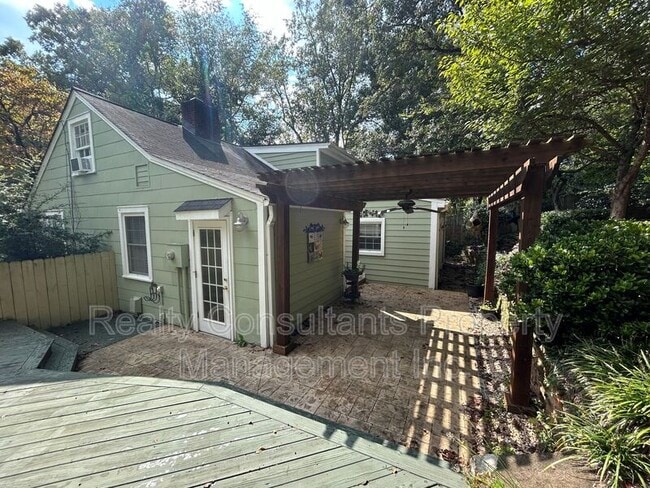 Building Photo - 2461 Lyndhurst Ave