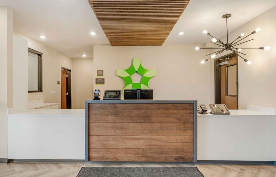 Building Photo - Furnished Studio-Phoenix - Chandler - Airport