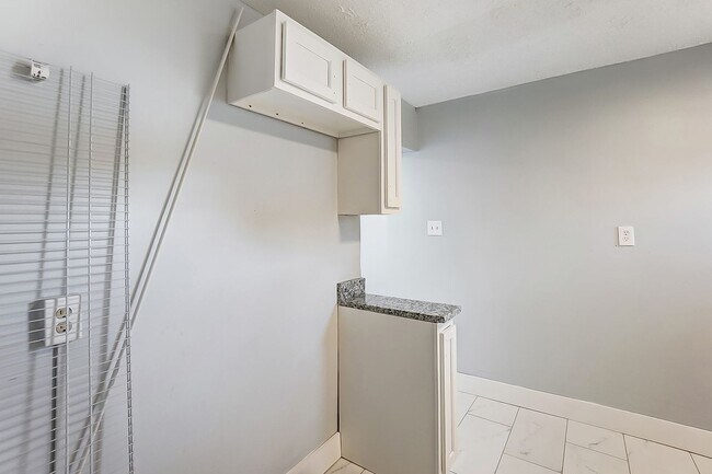 Building Photo - Four Bedroom Available in Dayton!