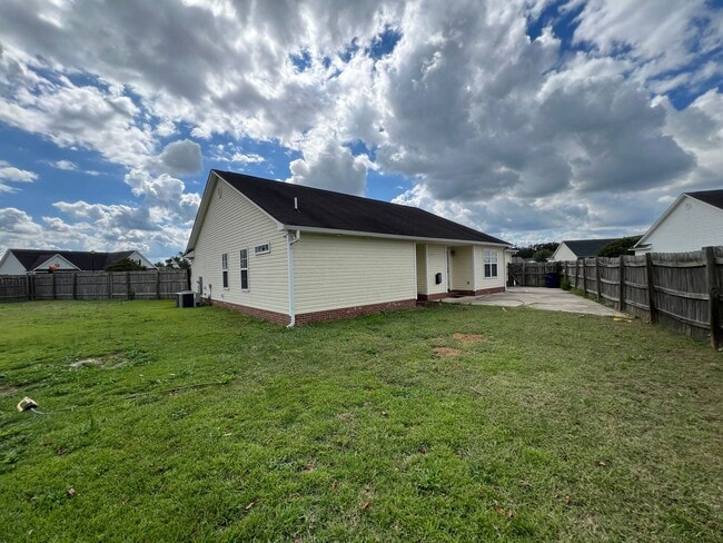 Building Photo - 4 Bed 2 Bath Raeford Home with Fenced Backyard