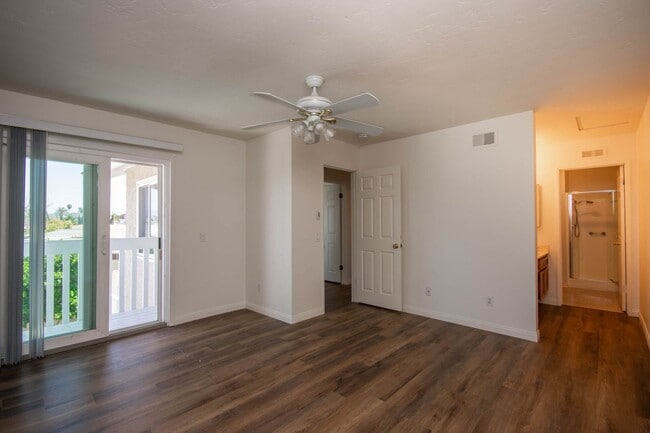 Building Photo - 3BR Townhome with Spacious Fenced Yard!