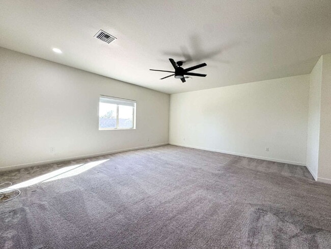 Building Photo - "Spacious 4-Bedroom, 2-Bathroom Home in Yu...
