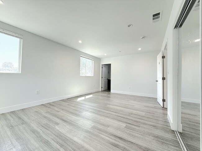 Building Photo - 829 E 74th St