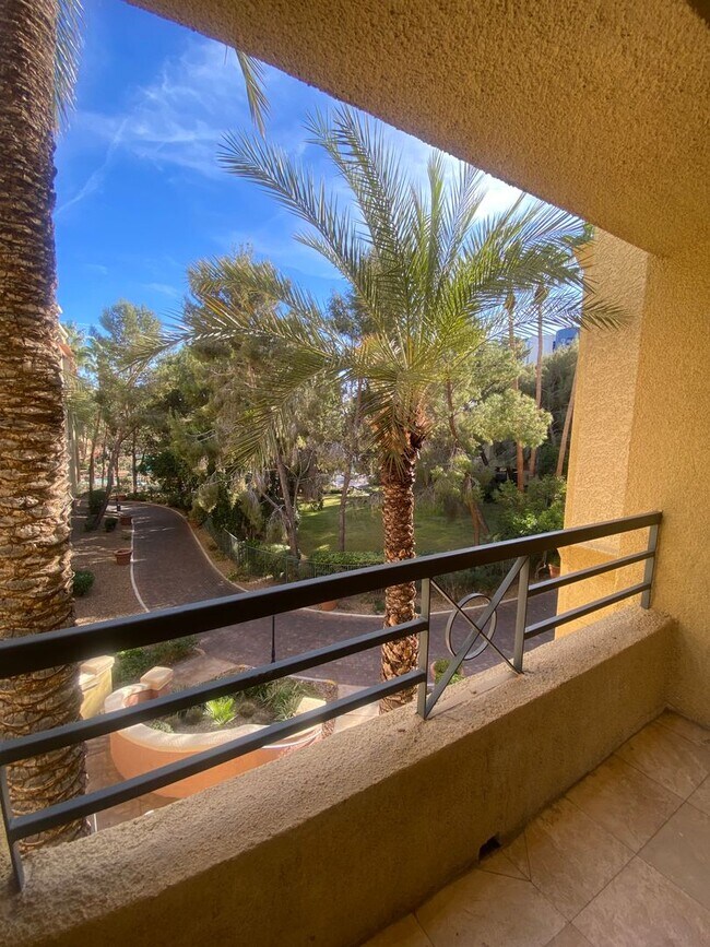 Building Photo - Gorgeous unfurnished 1 bedroom at the fabu...