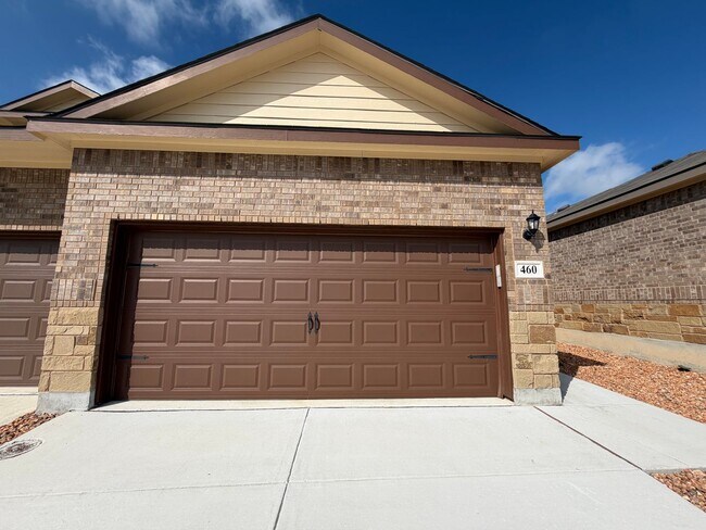 Building Photo - Modern 3/2 Townhouse is NBTX