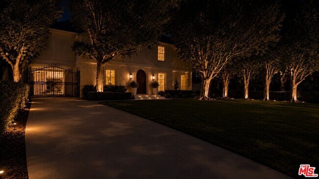Building Photo - 612 N Bedford Dr