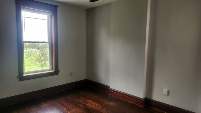 Building Photo - "Spacious 5-Bedroom Gem with 2 Full Baths in St. Louis – Your Ideal Family Home Awaits!"