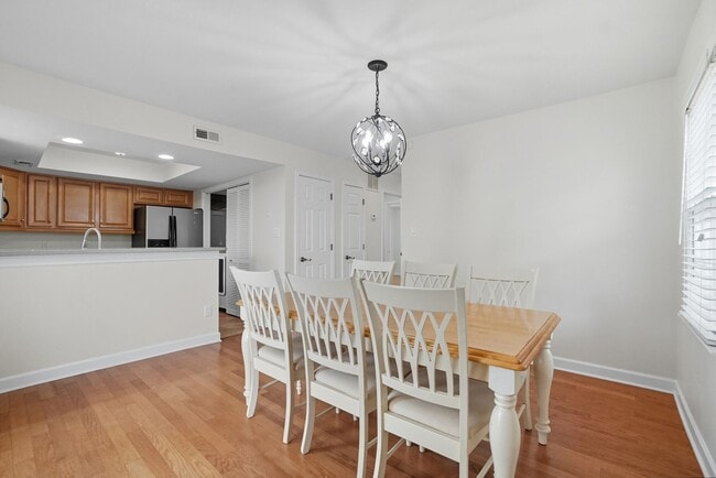 Building Photo - 9221 N Vicksburg Park Ct