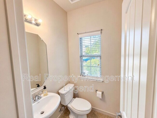 Building Photo - 9929 Pronghorn Rd