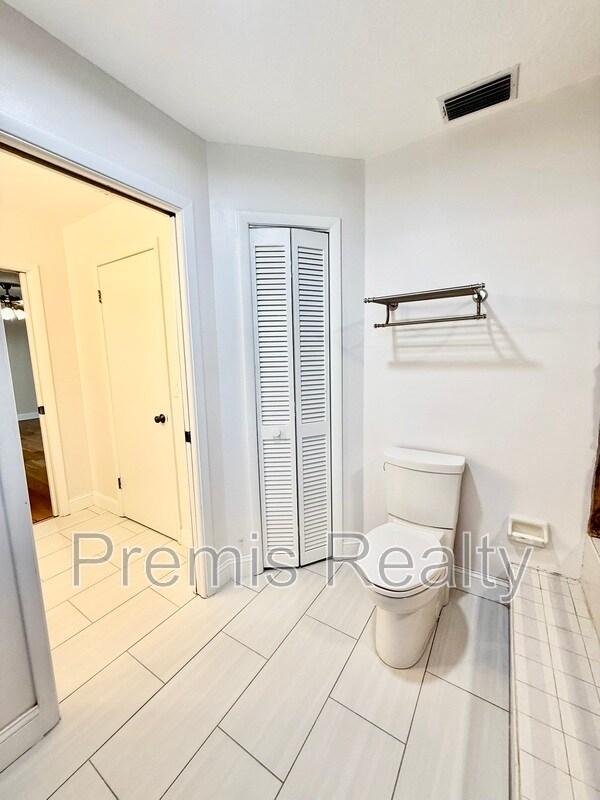 Building Photo - 957 Weathersfield Dr