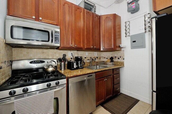 Building Photo - 200 Central Prk W