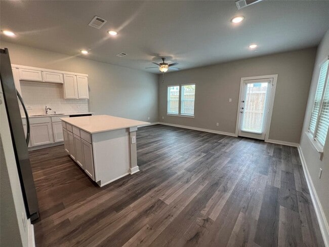 Building Photo - 313 N Centro Cir